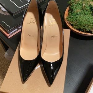 Christian Louboutin Decollette 554 100 patent.